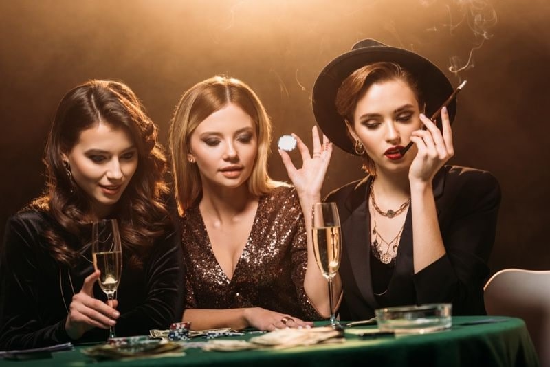 Antarmuka Speed Blackjack situs 77 menampilkan meja permainan langsung dengan dealer dan tombol aksi cepat